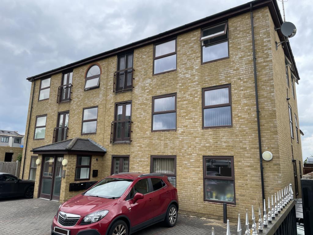 Lot: 58 - ENTIRE FREEHOLD BUILDING OF SIX FLATS, ALL LET ON ASSURED SHORTHOLD TENANCIES - outside image of building from main gate